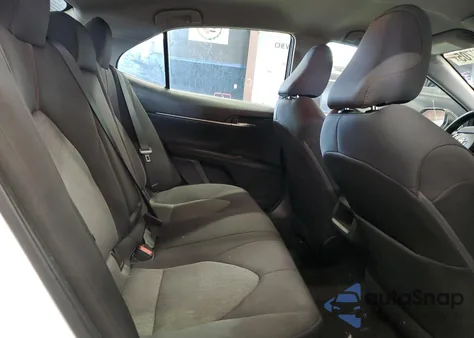 2018 Toyota Camry L z USA, uszkodzony, nr VIN 4T1B11HK1JU601795